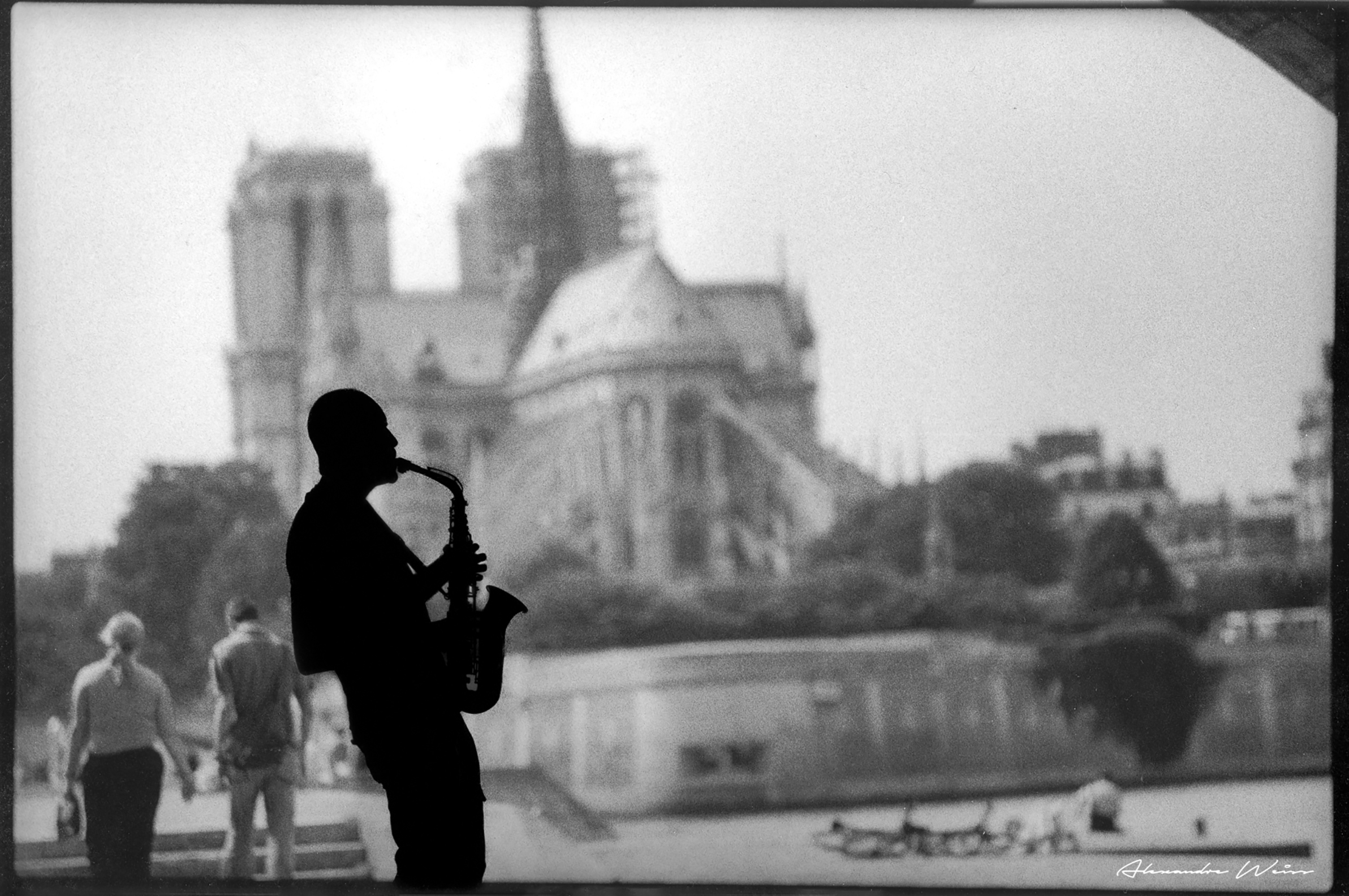 Saxophoniste devant Notre-Dame en noir et blanc — Paris Jazz