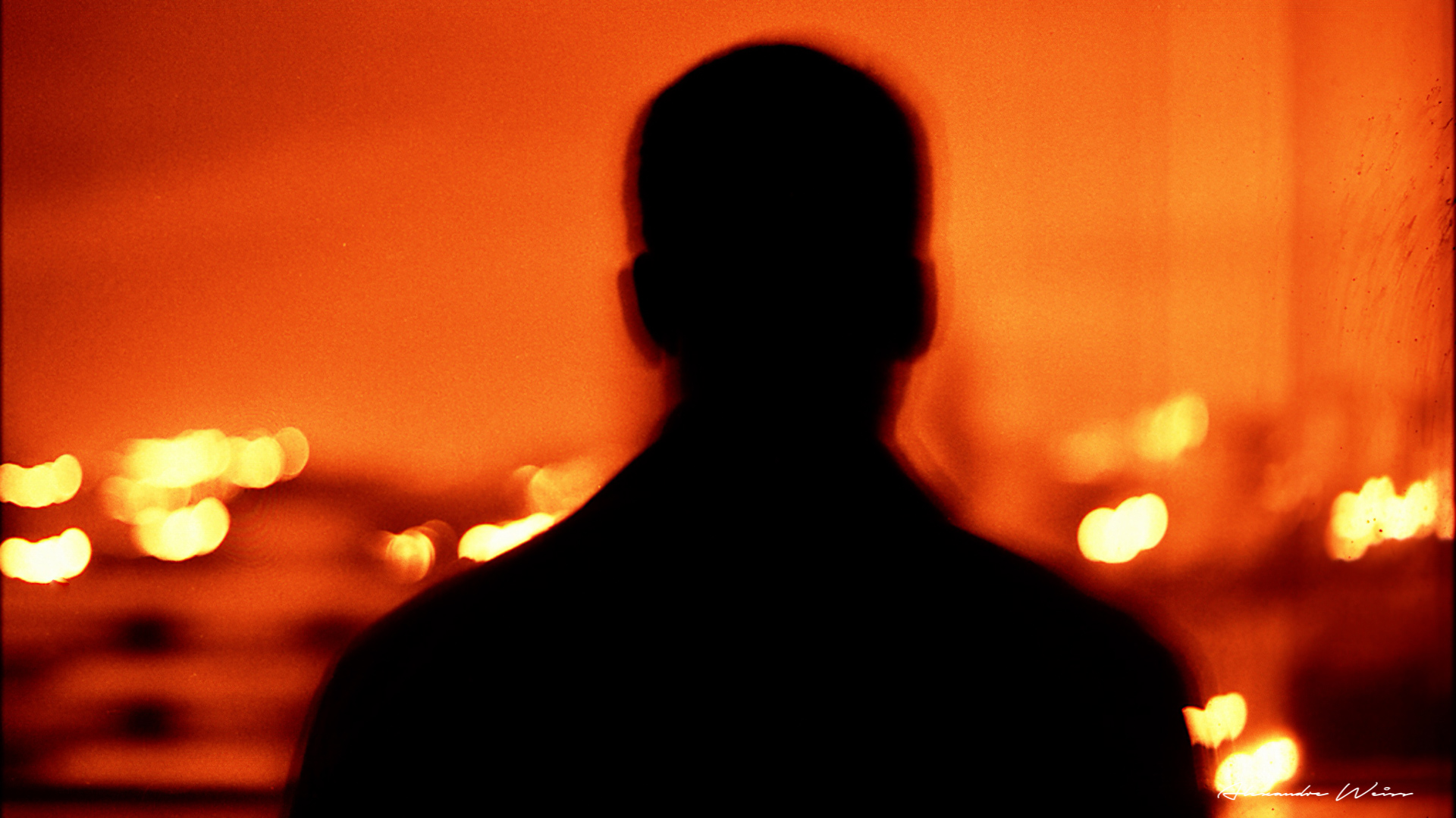 Silhouette dans les lumières orangées de la ville — Ascension Urbaine