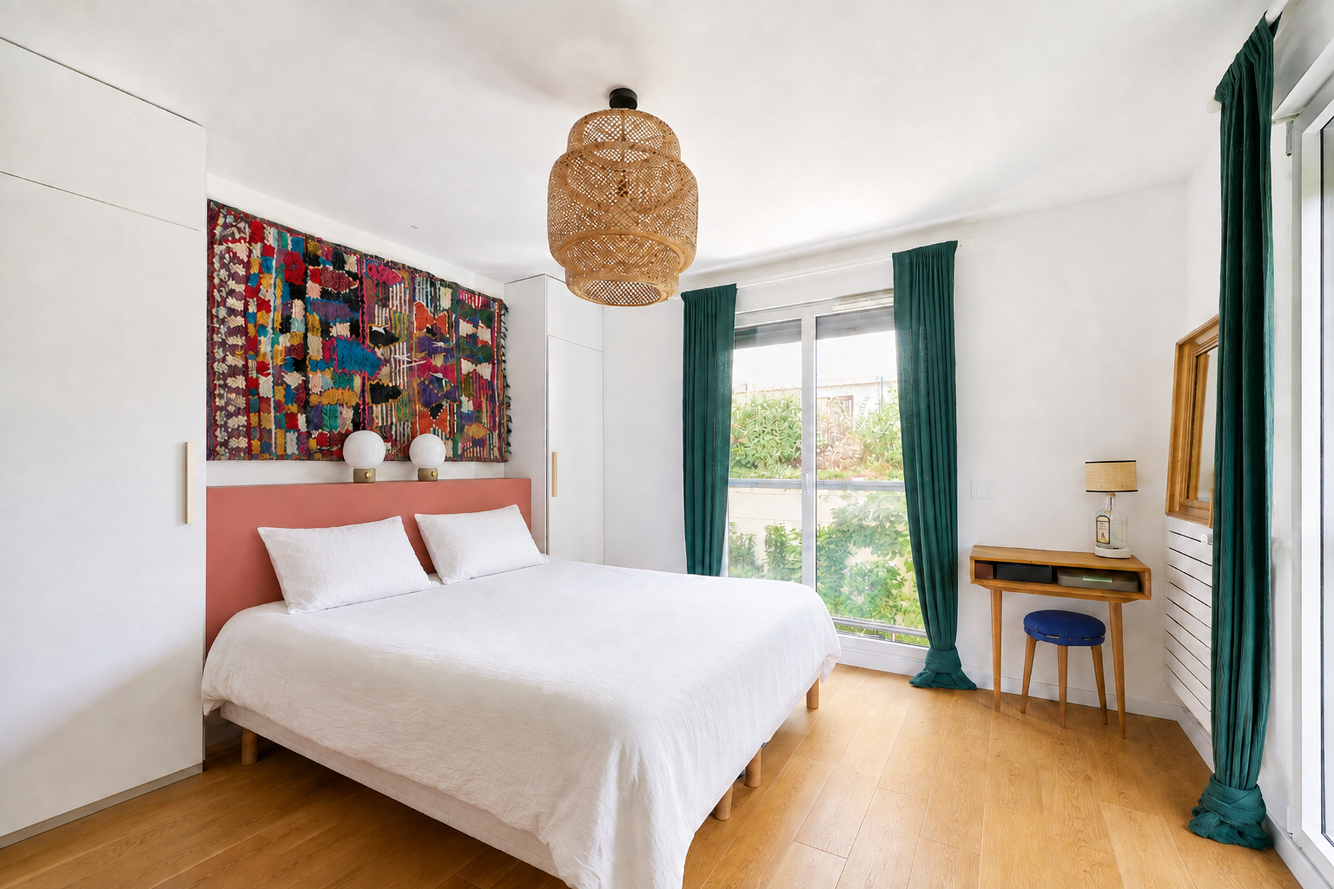 Chambre réaménagée par home staging numérique avec lit blanc et décoration épurée