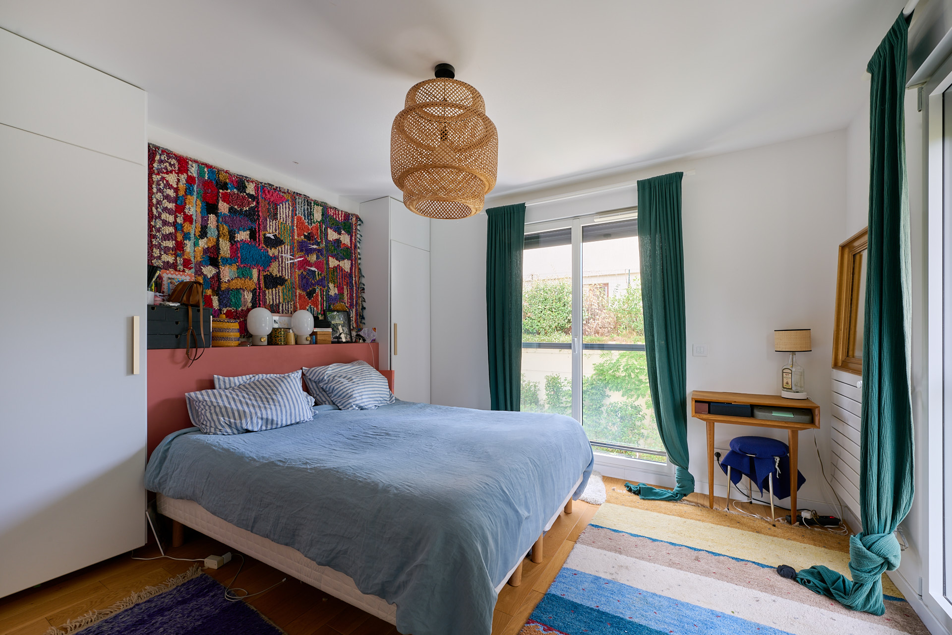 Chambre meublée avant intervention de home staging numérique